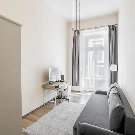 Апартаменты Lovely Urban Retreat - *