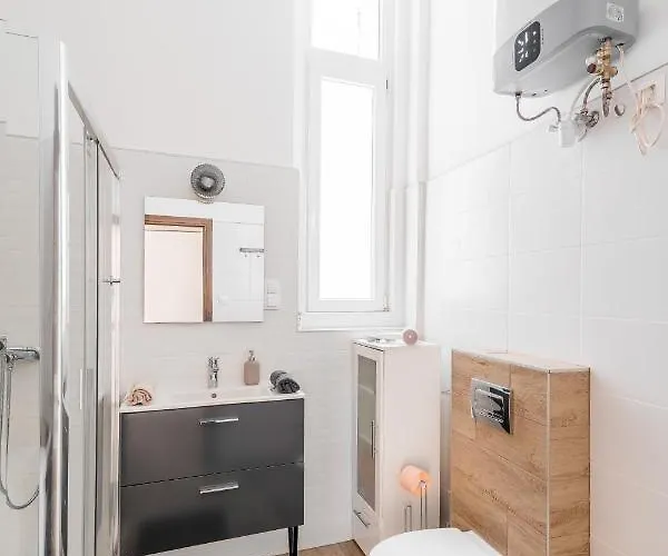 Lovely Urban Retreat - *